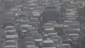 बढते Pollution के चलते दिल्ली सरकार ऐलान, पुराने वाहनों को नहीं मिलेगा पेट्रोल...